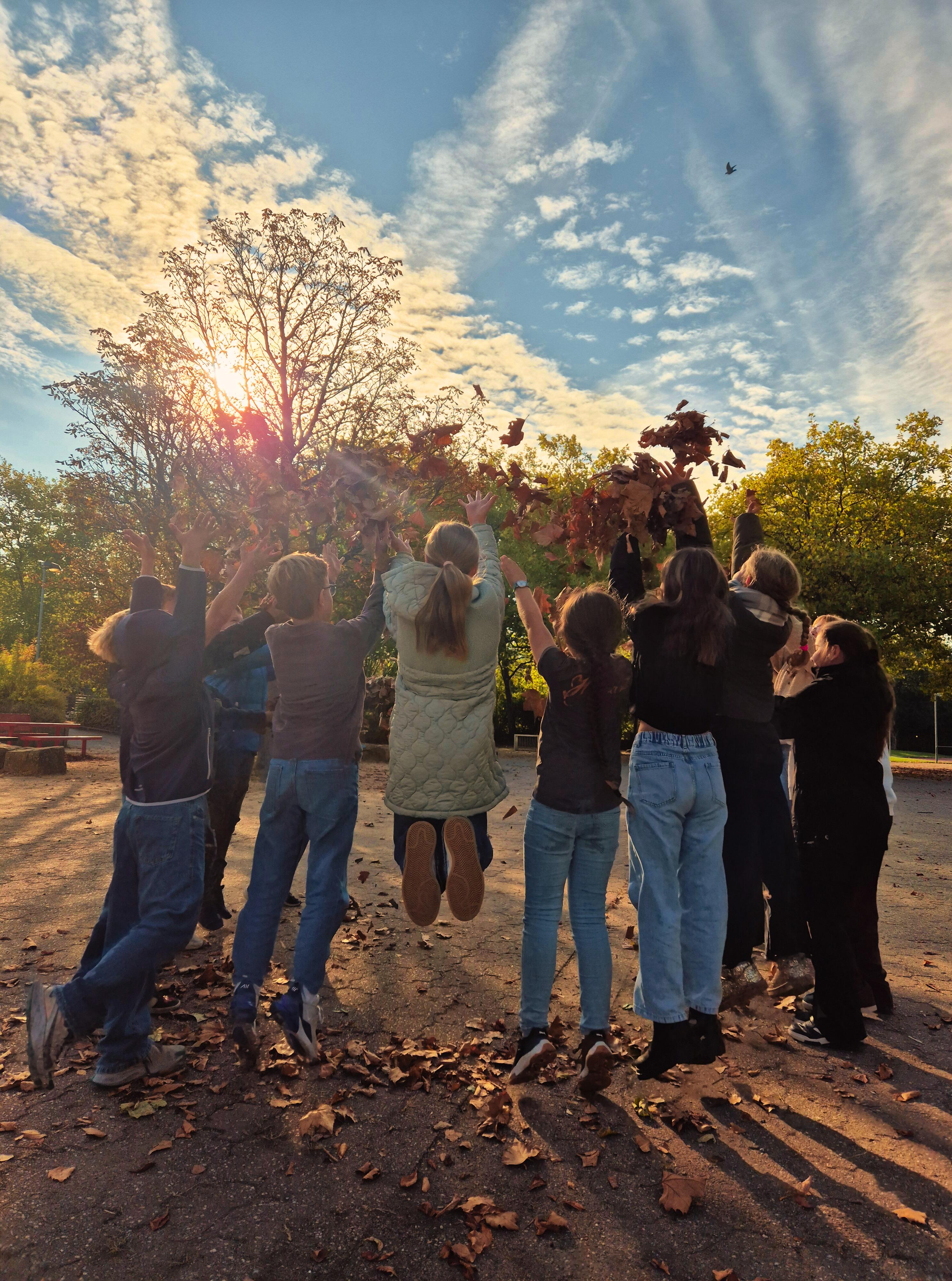 <i><b>Wir wünschen allen Besucherinnen und Besuchern dieser Seite schöne Herbstferien!</b></i>