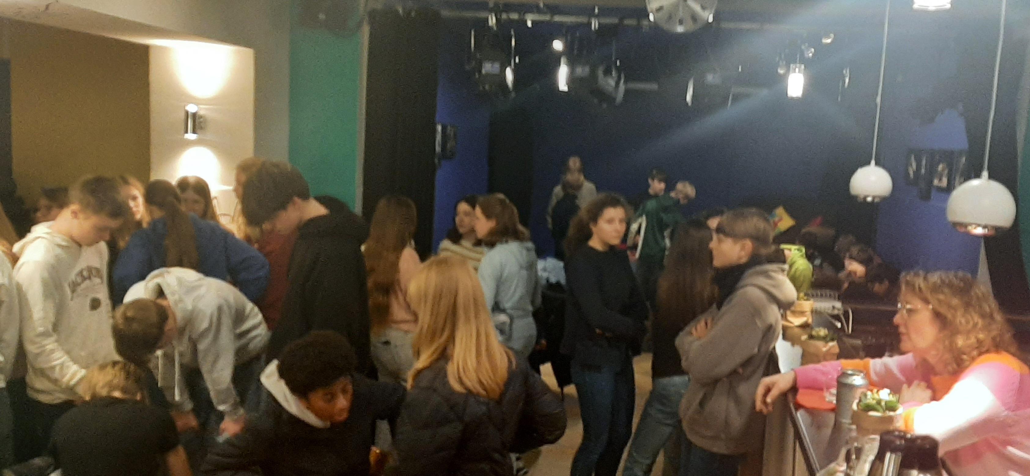 <b><i>Im Foyer, vor der Vorstellung</i></b>